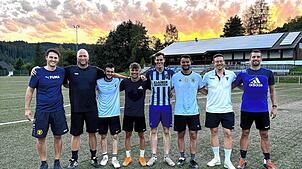 Die Tennenbronner Neuzugänge mit dem Trainer-Team (von links): Simon Günter (Co-Trainer), Sebastian von Au (Trainer), Raphael Fleig, ...