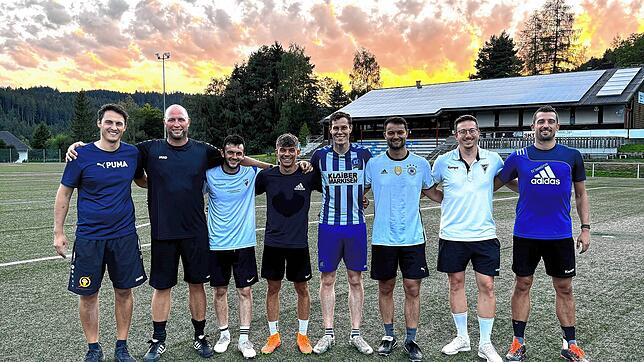 Die Tennenbronner Neuzugänge mit dem Trainer-Team (von links): Simon Günter (Co-Trainer), Sebastian von Au (Trainer), Raphael Fleig, ...