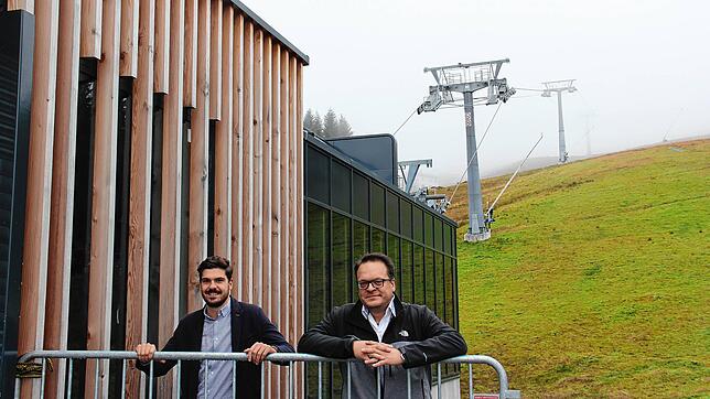 Gibt es eine Wintersaison in Damüls? Bürgermeister Stefan Bischof (rechts) und Mathias Klocker, Geschäftsführer Tourismus, stehen an der ...
