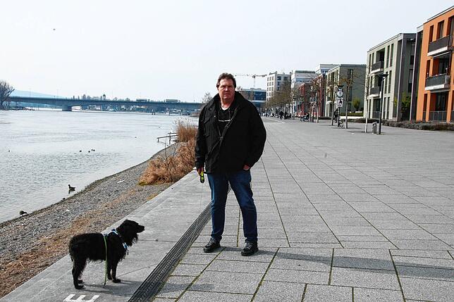 Markus Ruess mit seinem Hund.