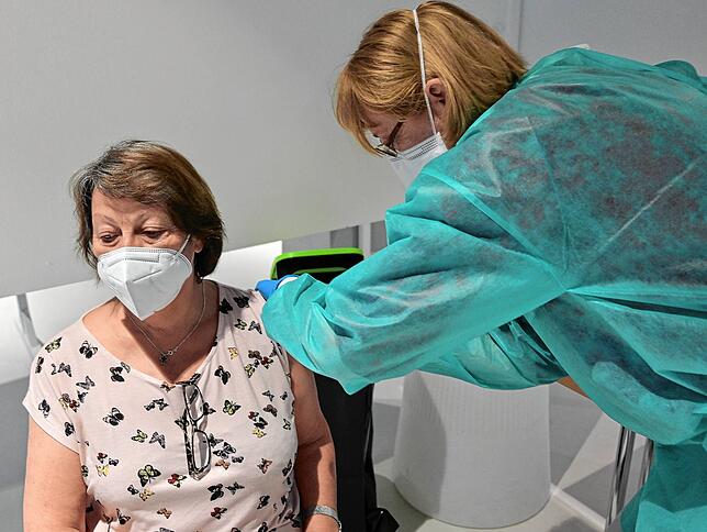 Ursula Adam (rechts) vom Impfzentrum in Singen impft Rita Ritter am Gemeindeimpftag im Radolfzeller Milchwerk.