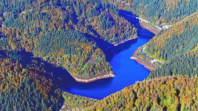 Das Becken ist gefüllt, der Staudamm wieder begehbar und die Sanierung abgeschlossen. Bild: Erich Meyer