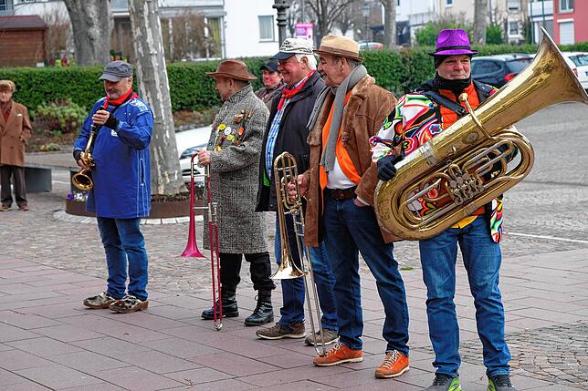 Eine kleine Blasmusikabteilung schickt den Bürgermeister in den Zwangsurlaub.