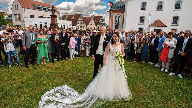 Traumhochzeit in Weiß in Meßkirch: Anita Hofmann und ihr Bräutigam Christian Filipp haben sich im Juli das Ja-Wort gegeben.