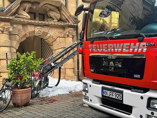 Auch am Donnerstagnachmittag sind die Einsatzkräfte noch in der Zollernstraße mit den Löscharbeiten beschäftigt. Zu diesem Zeitpunkt ...