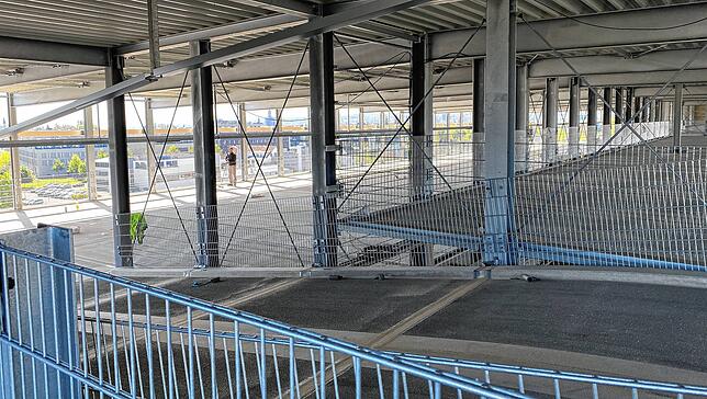 Auf 17 Halbgeschossen finden 745 Autos platz.