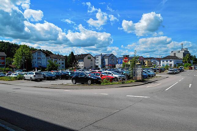 Der Parkplatz am Klettgau-Carré in Tiengen. Für maximal drei Stunden (mit Parkscheibe) kann man hier kostenlos parken.