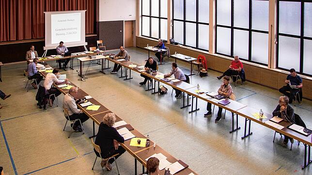 Eine Gemeinderatssitzung in Zeiten des Coronavirus: Die Abstände sind groß, der Ort &ndash; die Turn- und Festhalle in Öhningen &ndash; ...