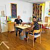 Das Wohnzimmer im Mehrgenerationenhaus ist wieder geöffnet: Das freut den Ehrenamtlichen Marco Fandel und Mitarbeiter Shafik Alwasak. ...