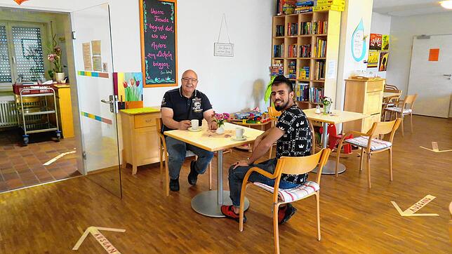 Das Wohnzimmer im Mehrgenerationenhaus ist wieder geöffnet: Das freut den Ehrenamtlichen Marco Fandel und Mitarbeiter Shafik Alwasak. ...