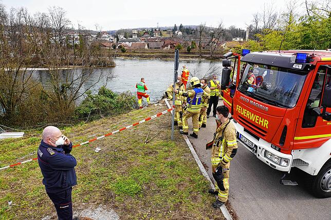 An dieser Stelle ist der Muldenkipper bei Waldshut die Böschung hinunter in den Rhein gestürzt.