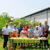 Hinter dem Rewe-Markt darf die Bienen- und Imkerei-AG ihre Bienenkästen aufstellen. Marktleiter Manfred Oberle (hinten, v.l.), Willi ...