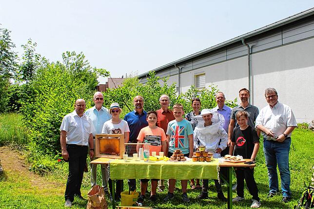 Hinter dem Rewe-Markt darf die Bienen- und Imkerei-AG ihre Bienenkästen aufstellen. Marktleiter Manfred Oberle (hinten, v.l.), Willi ...