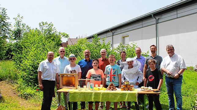 Hinter dem Rewe-Markt darf die Bienen- und Imkerei-AG ihre Bienenkästen aufstellen. Marktleiter Manfred Oberle (hinten, v.l.), Willi ...