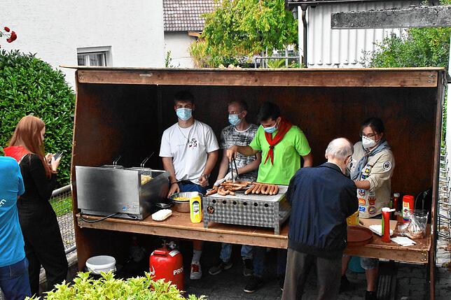 Die Pfadfinder bewiesen auch am Begegnungstag der Seelsorgeeinheit Tatkraft und versorgten die Besucher mit leckeren Würstchen vom Grill.