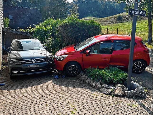 Beide Fahrzeuge sind stark demoliert.
