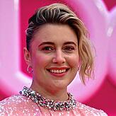 Regisseurin Greta Gerwig erweckt die Barbiepuppe zum Leben – und übt dabei Kritik an Rollenbildern und Schönheitsidealen.