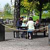 Eine Familie aus Waldshut-Tiengen hat es sich zum Vespern außerhalb der Öffnungszeiten im Biergarten im Uferpark bequem gemacht. Ein Tau ...