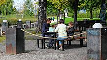 Eine Familie aus Waldshut-Tiengen hat es sich zum Vespern außerhalb der Öffnungszeiten im Biergarten im Uferpark bequem gemacht. Ein Tau ...
