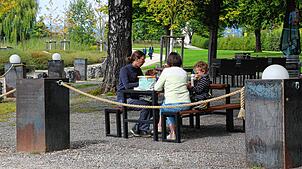 Eine Familie aus Waldshut-Tiengen hat es sich zum Vespern außerhalb der Öffnungszeiten im Biergarten im Uferpark bequem gemacht. Ein Tau ...