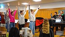 Musikerinnen der Musikschule Radolfzell schnuppern hinein ins Handwerk der Schauspieler bei der Kooperation zwischen Musikschule und ...