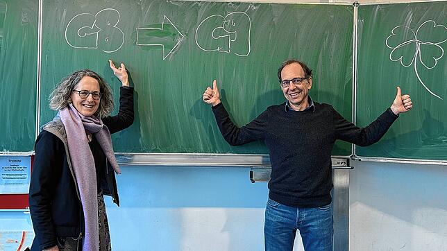 G8 wird wieder G9. Schulleiter Hans Weber und Lehrerin Simone Seelhorst blicken der neuen Schulform mit Spannung und guter Laune entgegen.