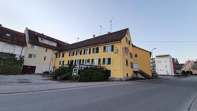 Das ehemalige Gasthaus Krone-Post in Hilzingen darf nun noch bis März bewohnt werden. Der einstige Eigentümer möchte es zurückkaufen und ...
