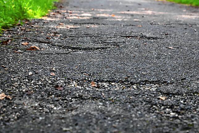 Schlaglöcher wie diese finden sich auf der gesamten Allee, die mehrere hundert Meter quer durch den Lorettowald führt.