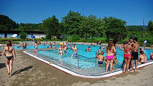 Unklar ist weiter, wie es mit dem Schwimmbad weitergehen soll. Bild: Rolf Reißmann