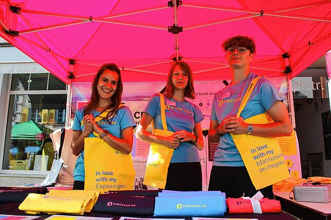 Tanja Ferarri, Alina Alt und Nevio Becker (von links) präsentierten die neuen Stofftaschen mit Aufdrucken für die Kernstadt und alle ...