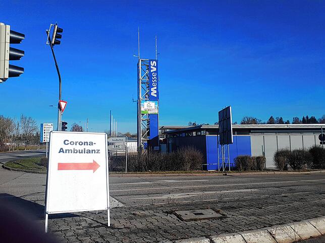 Sonntag 15. März, Messegelände Schwenningen: Der Hinweis zur Corona Ambulanz.Bild: Norbert Trippl