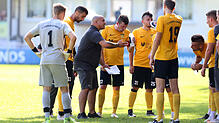 Trainer Toni Fiore Tapia instruiert die Spieler des FC Öhningen-Gaienhofen. Nach einem spielfreien Wochenende empfängt das Team den CFE ...