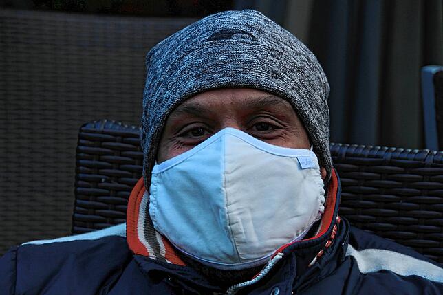 „Leute, Corona ist gefährlich“, sagt Tarek Amin. „Mit der Maske können wir uns und unseren Mitmenschen helfen und ...