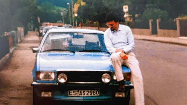 Das erste Auto von Peter Gremmelspacher war ein VW Käfer 1303. Auf diesem Foto ist er mit seinem nachfolgenden Opel Commodore B GS/E, ...