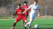 Hier konnte sich Sven Faude (rechts) vom SC Gottmadingen-Bietingen gegen zwei Angreifer vom FC Überlinger Angreifer durchsetzen. Die ...