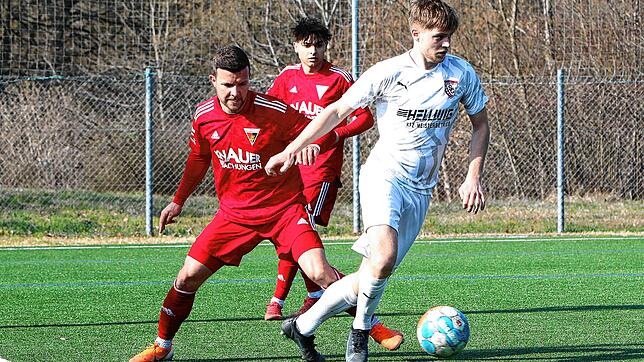 Hier konnte sich Sven Faude (rechts) vom SC Gottmadingen-Bietingen gegen zwei Angreifer vom FC Überlinger Angreifer durchsetzen. Die ...