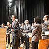 Er gibt künftig in Engen den Takt an: Der frisch gewählte Bürgermeister Frank Harsch (vorne) hier mit der Engener Stadtmusik am Wahlabend.