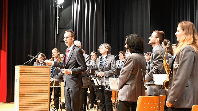 Er gibt künftig in Engen den Takt an: Der frisch gewählte Bürgermeister Frank Harsch (vorne) hier mit der Engener Stadtmusik am Wahlabend.