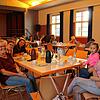 In Gesellschaft mit neuen Menschen wird geredet und gelacht, gegessen und getrunken. Deutsche und Ukrainer treffen aufeinander.