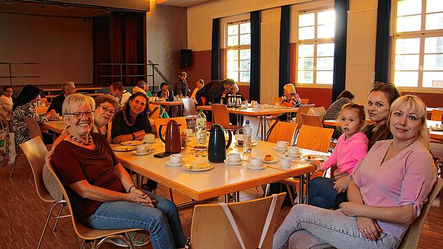 In Gesellschaft mit neuen Menschen wird geredet und gelacht, gegessen und getrunken. Deutsche und Ukrainer treffen aufeinander.