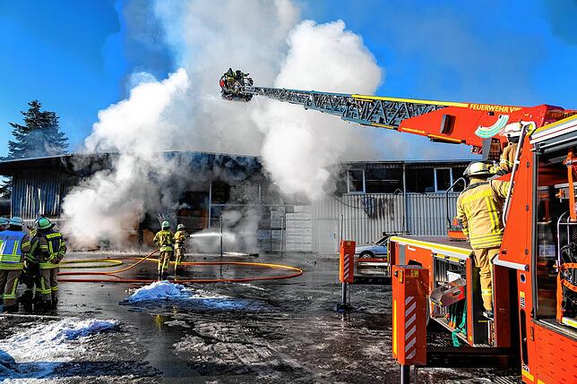 Die VS-Feuerwehr ist mit 20 Fahrzeugen im Großeinsatz.