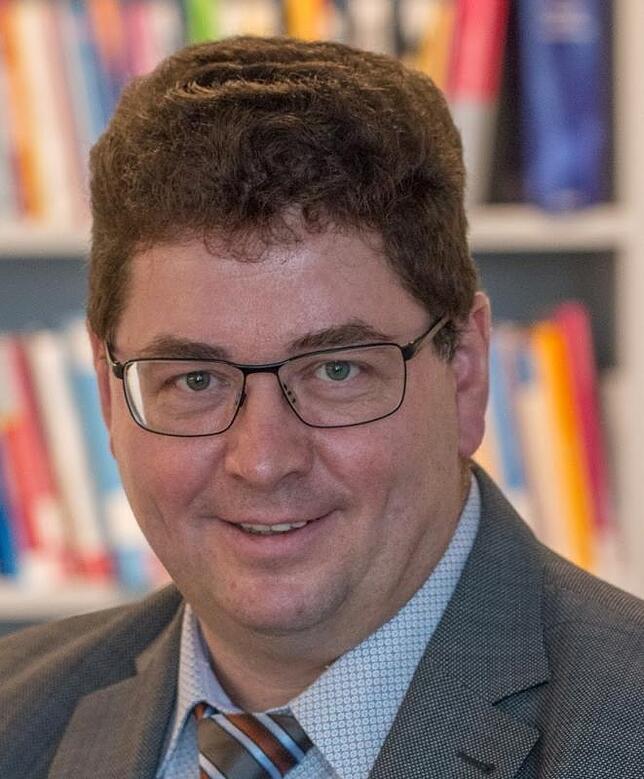 "Das BWL-Studium ist ein wichtiges Weiterqualifizierungsangebot und eröffnet den Betrieben die Möglichkeit, Mitarbeiter zu binden und zu ...