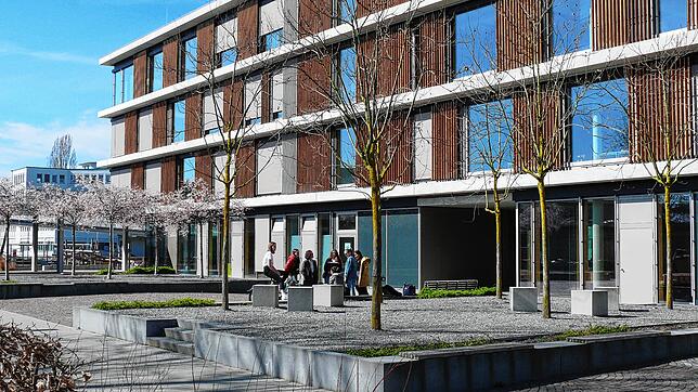 Die Gebhardschule am Vormittag des letzten Schultags am 16. März: Nur noch eine kleine Gruppe Oberstufenschüler verweilt ein wenig, ...