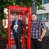 Bürgermeister Alexander Guhl und Tourismusdirektor Thomas Ays (von links) weihen die neue Infozelle auf dem Spitalplatz ein.