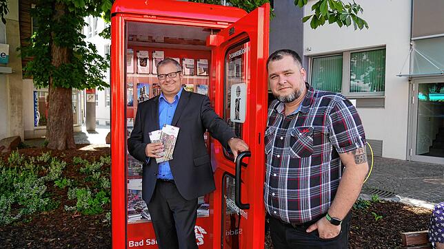 Bürgermeister Alexander Guhl und Tourismusdirektor Thomas Ays (von links) weihen die neue Infozelle auf dem Spitalplatz ein.