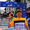 Benedikt Hoffmann überglücklich im Ziel beim Marathon im Rahmen des &bdquo;Ultra Sierra Nevada&ldquo;. Er hat gewonnen und den ...
