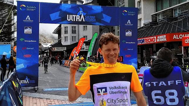 Benedikt Hoffmann überglücklich im Ziel beim Marathon im Rahmen des &bdquo;Ultra Sierra Nevada&ldquo;. Er hat gewonnen und den ...
