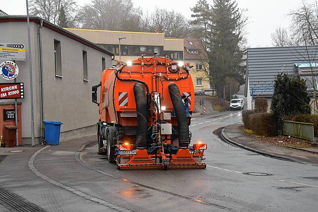 Bild 14: Der Tag nach dem Gefahrgut-Unfall: Bilder von der Lastwagen-Bergung und Straßenreinigung