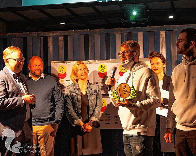 Raphael Bosch (am Mikrofon) nimmt den Jurypreis bei der zweiten Innovation-Night im Gründer- und Kreativzentrum in VS-Schwenningen ...
