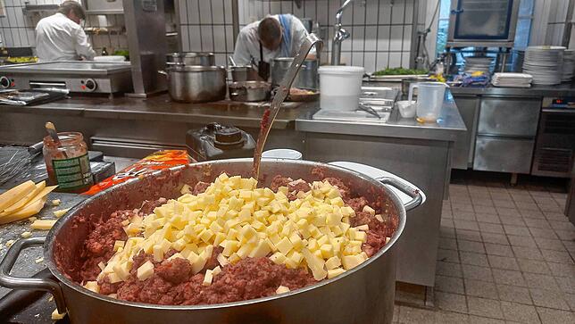 Rund die Hälfte der Zwiebeln, Rote Beete und des Parmesans befinden sich in diesem Topf.